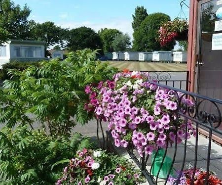 Отель Copthorne Caravans Merston Экстерьер фото