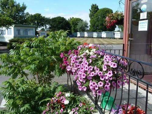 Отель Copthorne Caravans Merston Экстерьер фото