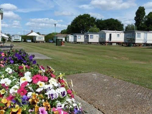 Отель Copthorne Caravans Merston Экстерьер фото
