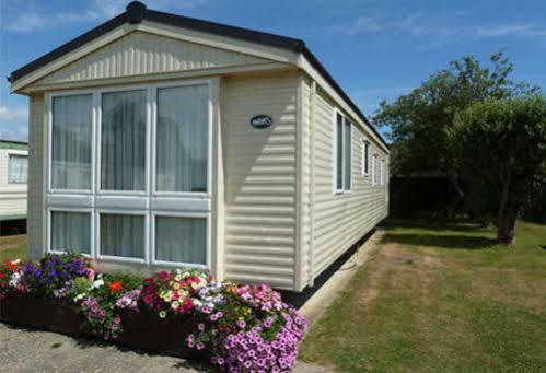 Отель Copthorne Caravans Merston Экстерьер фото