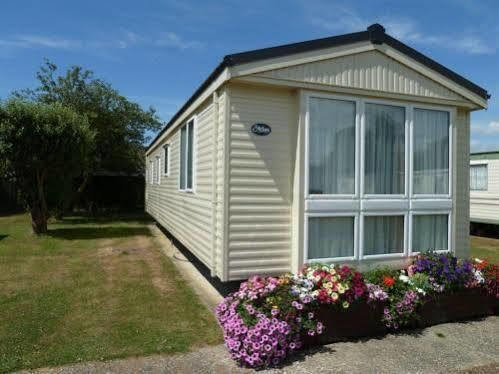 Отель Copthorne Caravans Merston Экстерьер фото
