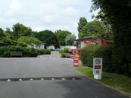 Отель Copthorne Caravans Merston Экстерьер фото