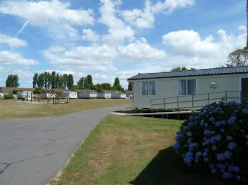 Отель Copthorne Caravans Merston Экстерьер фото
