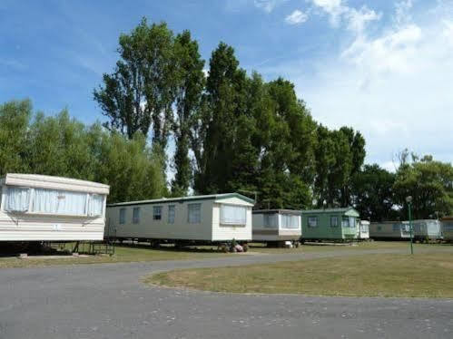 Отель Copthorne Caravans Merston Экстерьер фото
