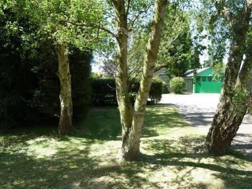 Отель Copthorne Caravans Merston Экстерьер фото