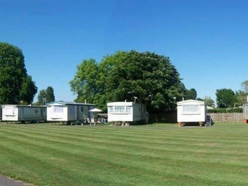 Отель Copthorne Caravans Merston Экстерьер фото