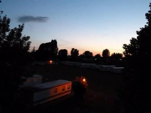 Отель Copthorne Caravans Merston Экстерьер фото